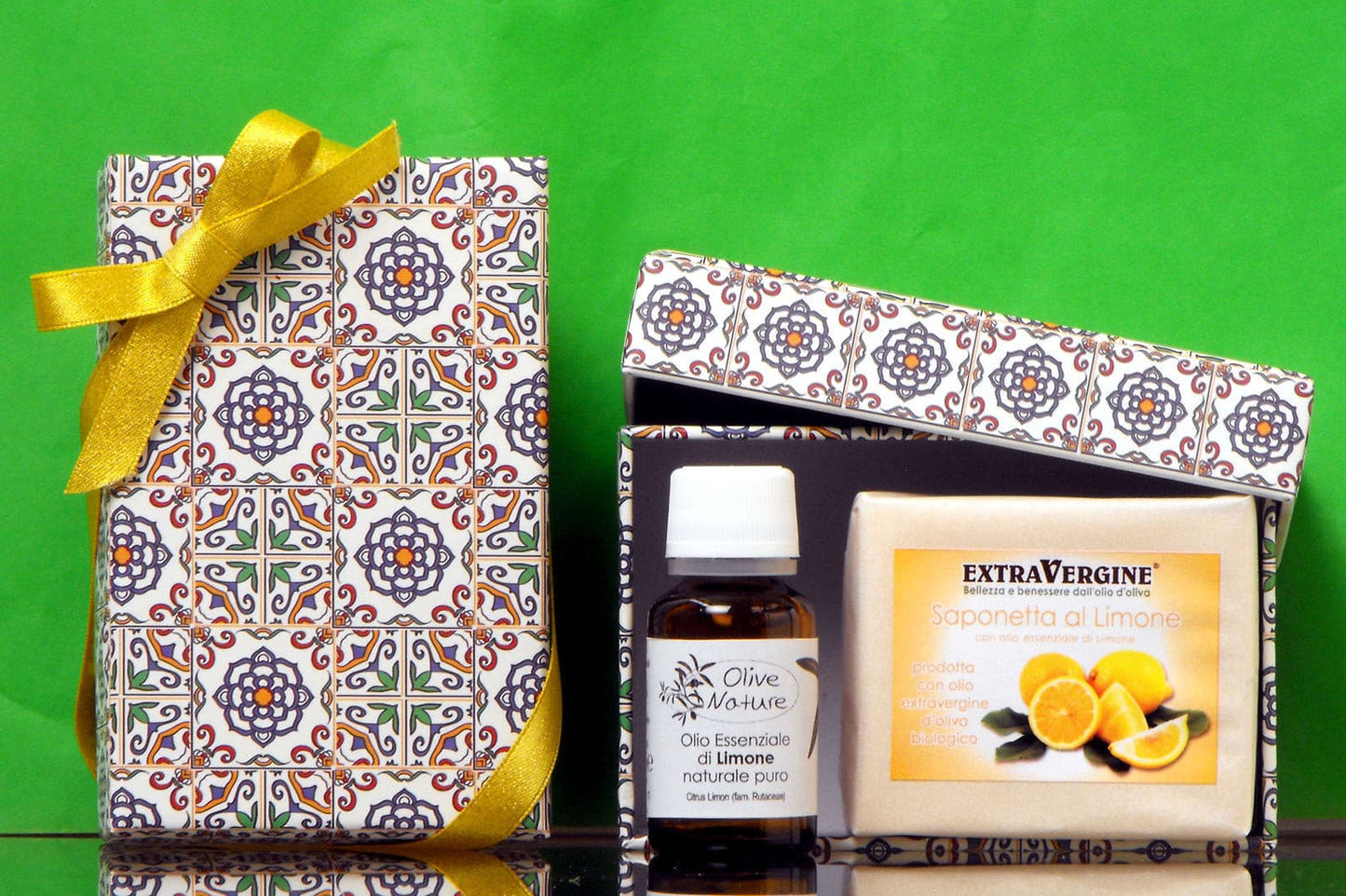 Scatolina di cartone decorata con motivo stile maiolica contenente un O.E. di Limone da 15 ml e una saponetta con O.E. di Limone da 100 grammi - Extravergine